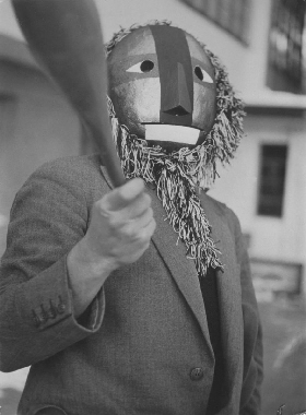 Alexander Schawinsky mit einer Maske von Lux Feininger