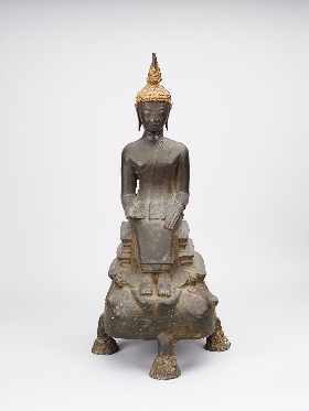 Sitzender Buddha auf getrepptem Thron