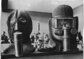 Gasschutzmasken aus dem Jahre 1880 auf der Ausstellung "Gas und Wasser"