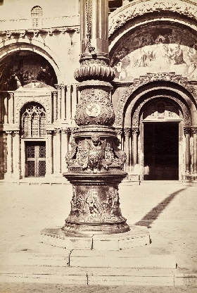 o. T. (Venedig, Markusplatz, Bronzesockel des mittleren Fahnenmastes von San Marco)